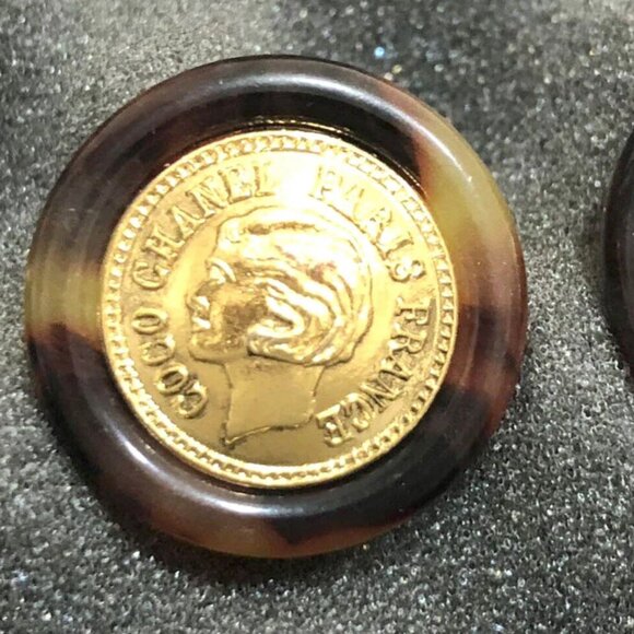 CHANEL Brown Lucite Round Coin Clip-On Earrings Gold Tone 97P Auth D-u1131 - Picture 9 of 10